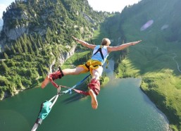 中国体彩网：狼队强势晋级！穆内西与阿罗科达雷联袂建功，2-0完胜埃弗顿