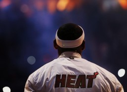 中国体彩网官方首页：姆巴佩西甲连斩八场追平历史，皇马传奇榜仅次C罗