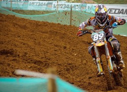 【中国体彩】中国球迷方阵占领看台，激情助威U20国青队点燃绿茵希望